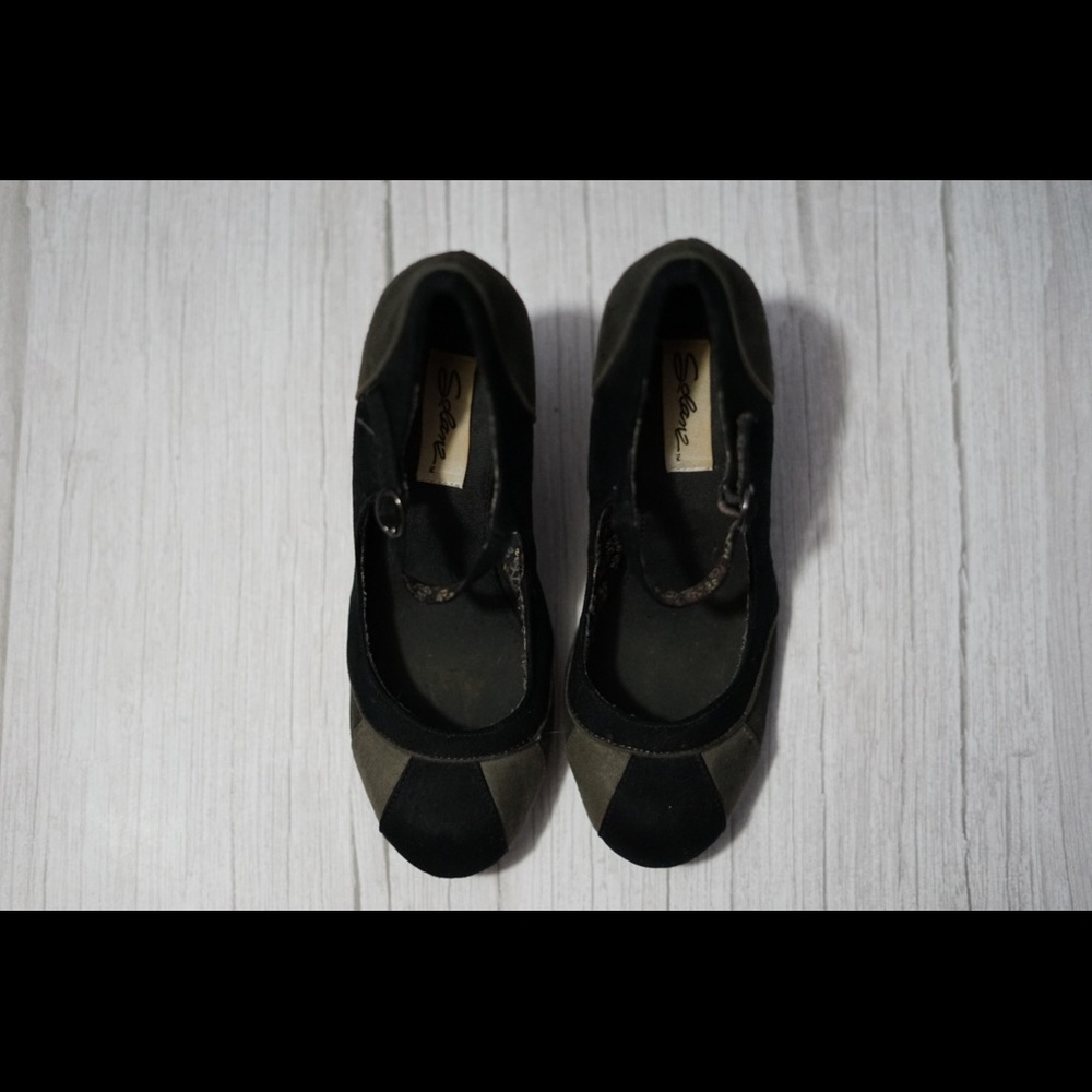Black and grey color block heels. Brand is Solanz. Size 9